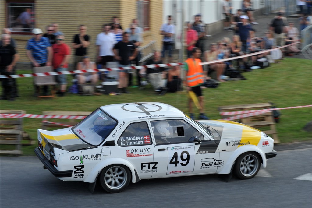 Rallybiler i forskellige årgange og udførsler er klar til at indtage vejene i Fårvangs industrikvarter fredag aften
(Foto: Morten Alstrup)